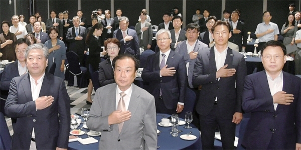 ‘제92회 (사)경기언론인클럽 초청강연회’가 열린 17일 라마다프라자 수원호텔에서 초청강사인 송한준 경기도의회 의장, 신선철 경기언론인클럽 이사장, 박광온 국회의원, 최윤정 중부일보 사장 등 참석자들이 국민의례를 하고 있다. 이날 송 의장은 ‘경기도의회 중심철학 공존’이란 주제로 강연을 했다. 김시범기자
