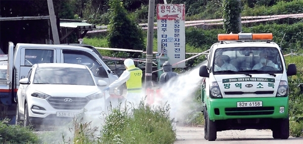 17일 파주시의 한 양돈농장에서 아프리카돼지열병(ASF)이 발생해 방역당국이 출입을 통제하고 방역작업을 하고 있다. 전형민기자