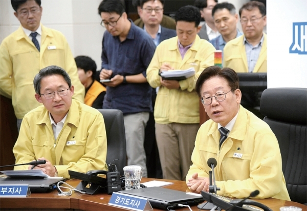이재명 경기도지사가 17일 오전 경기도청 재난상황실에서 아프리카돼지열병 발생 관련 시군 부단체장 영상회의를 주재하고 있다. 김시범기자