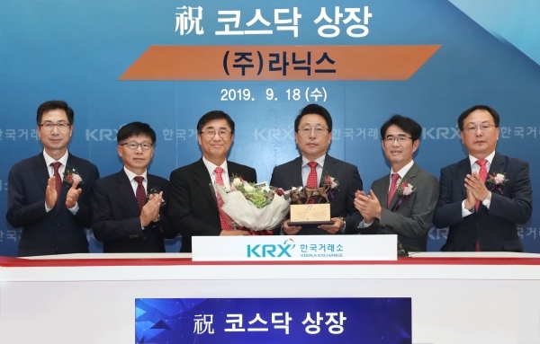 자동차 통신·보안솔루션 기업인 라닉스가 18일 코스닥시장에 신규상장됐다. 상장기념패 전달 후 기념 촬영하는 모습. 왼쪽부터 김현철 한국IR협의회 부회장, 김성태 한국거래소 코스닥시장본부장보, 길재욱 한국거래소 코스닥시장위원회 위원장, 최승욱 (주)라닉스 대표이사, 배영규 한국투자증권 IB1본부장, 송윤진 코스닥협회 부회장.