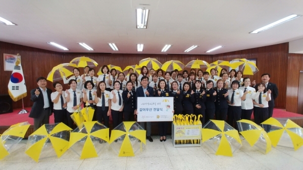 광명도시공사는 17일 광명경찰서 어머니폴리스에게 ‘같이우산’을 제작해 전달했다. 광명도시공사 제공