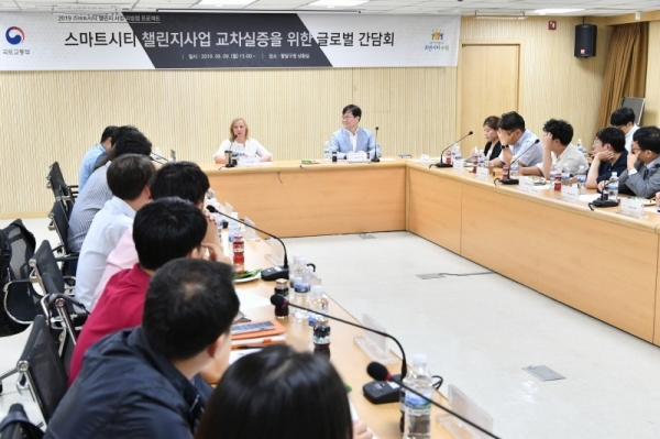지난 9일 열린 간담회에서 크리스티 샬라(Kristi Shalla) 세닛 프로젝트 개발책임자가 발언하고 있다.