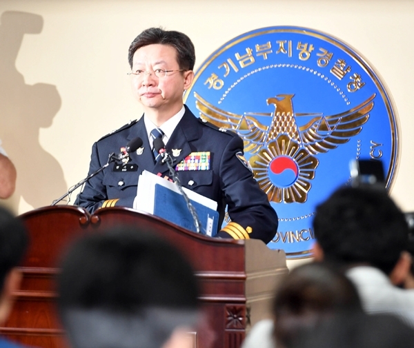 19일 경기남부지방경찰청에서 반기수 화성연쇄살인사건 수사본부장이 화성연쇄살인사건 용의자 관련 브리핑을 하고 있다. 전형민기자