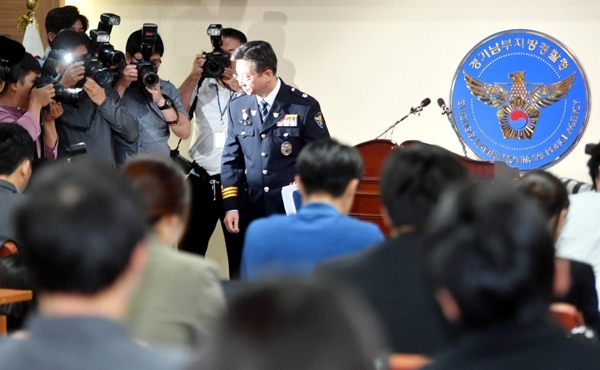19일 경기남부지방경찰청에서 반기수 화성연쇄살인사건 수사본부장이 화성연쇄살인사건 용의자 관련 브리핑을 하고 있다. 전형민기자
