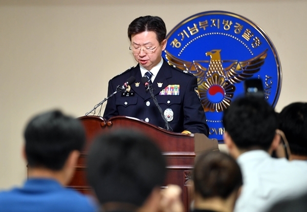 19일 오전 수원시 경기남부지방경찰청에서 반기수 화성연쇄살인사건 수사본부장이 화성연쇄살인사건 용의자 관련 브리핑을 하고 있다. 전형민기자