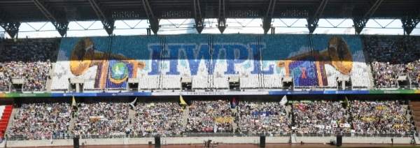 ‘9ㆍ18 평화 만국회의 제5주년 기념식’이 열린 18일 수원월드컵경기장에서 (사)하늘문화세계평화광복(HWPL) 관계자들이 ‘전쟁금지 법제화’를 주제로 행사를 진행하고 있다. 김시범기자