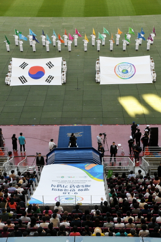 ‘9ㆍ18 평화 만국회의 제5주년 기념식’이 열린 18일 수원월드컵경기장에서 (사)하늘문화세계평화광복(HWPL) 관계자들이 ‘전쟁금지 법제화’를 주제로 행사를 진행하고 있다. 김시범기자