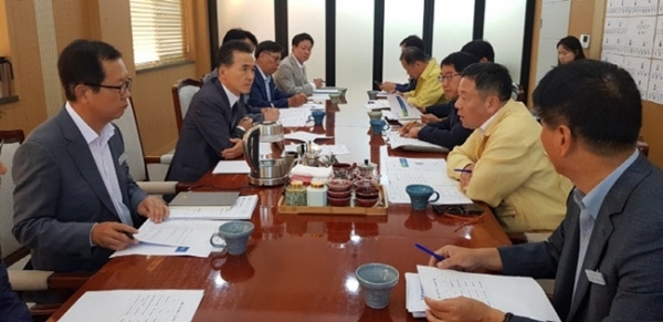 이항진(왼쪽 두번째) 여주시장이 지난 19일 오전 돼지열병 발생에 따라 긴급 비상회의를 주재하고 있다. 여주시