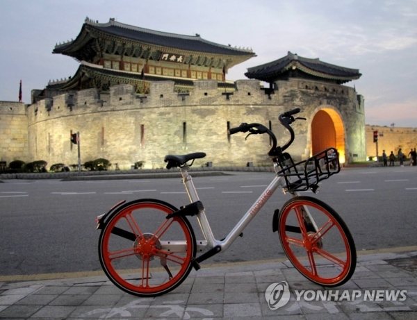 세계 최대 스마트공유자전거 기업인 중국의 모바이크(Mobike)가 지난해 1월 2일 경기 수원시를 시작으로 국내서비스를 시작했다. 그러나 이달 말 해외 사업장 철수 등 이유로 수원에서 서비스를 중단한다.  /연합