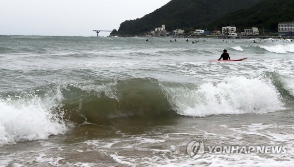 제17호 태풍 '타파'가 세력을 키우면서 한반도를 향해 북상 중인 21일 부산 해운대구 송정해수욕장 앞바다에서 높은 파도가 치고 있다. /연합