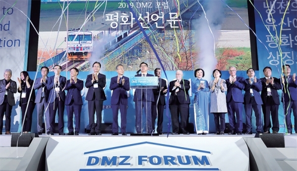 ‘2019 DMZ 포럼’행사가 성황리에 마무리 된 지난 20일 오후 고양시 킨텍스에서 이화영 경기도 평화부지사, 정동채 Let’s DMZ 조직위원장, 이한주 경기연구원장, 판티 킴 푹여사, 로날드 애블러 편실베니아주립대학 명예교수 등 참석자들이 평화선언문을 낭독한 후 박수를 치고 있다. 경기도 제공