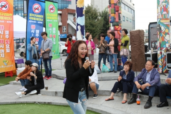청개구리 마켓 개장 첫날  펼쳐진 재즈가수 나혜영의  수준높은 거리공연은 중장년 청중의 향수를 자극해 많은 호응을 받았다