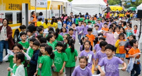 20일부터 22일까지 주말 3일 동안 안양 평촌중앙공원에서 펼쳐지는 2019 안양시민안전페스티벌에 많은 시민과 어린이들이 모여 안전체험을 하고 있다. 윤원규기자