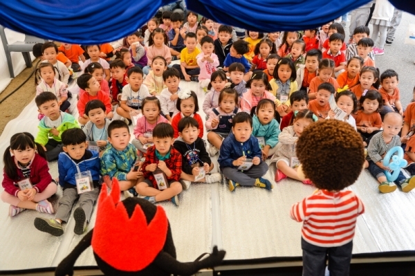 20일부터 22일까지 주말 3일 동안 안양 평촌중앙공원에서 펼쳐지는 2019 안양시민안전페스티벌에서  어린이들이 안전인형극을 집중해서 보고 있다. 윤원규기자