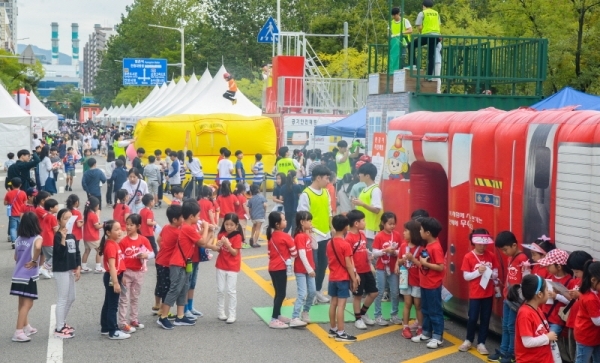 20일부터 22일까지 주말 3일 동안 안양 평촌중앙공원에서 펼쳐지는 2019 안양시민안전페스티벌에 많은 시민과 어린이들이 모여 안전체험을 하고 있다. 윤원규기자