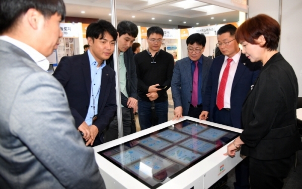 22일 성남시청에서 열린 ‘2019성남국제의료관광컨벤션’ 에서 관람객들이 각종 의료기기를 체험해 보고 있다. 성남시가 주최하고 성남시의료관광협의회, 성남산업진흥원이 주관하는 성남국제의료관광컨벤션은 성남시 관내 의약단체, 의료기관 및 의료기기 업체의 의료관광산업을 한눈에 살펴볼 수 있다.전형민기자