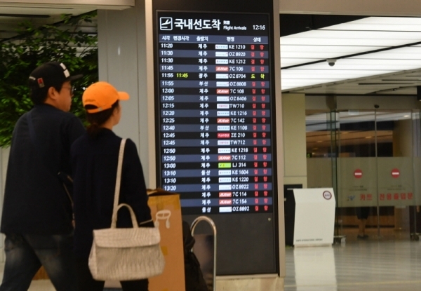 제17호 태풍 ‘타파(TAPAH)’의 영향으로 항공기 운항이 중단된 22일 김포공항 국내선청사에 항공기 운항 안내판이 붉은색의 ‘결항’ 표시로 가득 메워져 있다.전형민기자