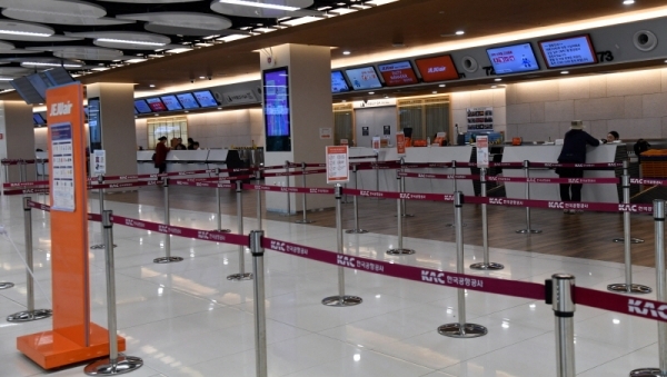 제17호 태풍 ‘타파’의 영향으로 22일 김포공항 국내선 항공편이 줄줄이 결항해 승객들이 불편을 겪고 있다.전형민기자