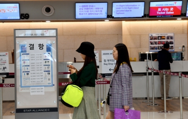 제17호 태풍 ‘타파’의 영향으로 22일 김포공항 국내선 항공편이 줄줄이 결항해 승객들이 불편을 겪고 있다.전형민기자