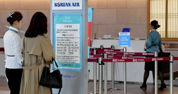 제17호 태풍 ‘타파(TAPAH)’의 영향으로 항공기 운항이 중단된 22일 김포공항 국내선 카운터에서 승객들이 운항 안내판을 살펴보며 항공기 결항 여부를 확인하고 있다.전형민기자