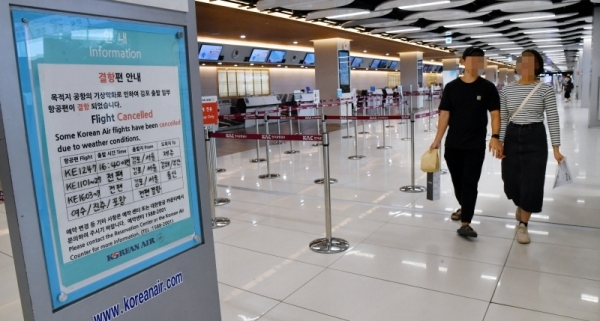 제17호 태풍 ‘타파’의 영향으로 22일 김포공항 국내선 항공편이 줄줄이 결항해 승객들이 불편을 겪고 있다.전형민기자
