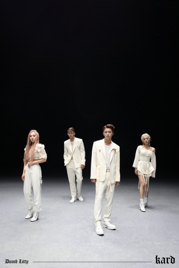 혼성그룹 KARD 단체 사진. DSP미디어
