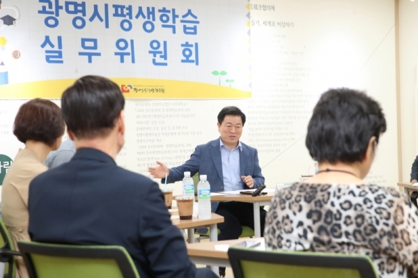 박승원 광명시장이 광명시평생학습원에서 평생학습 실무위원회 회의를 주재하고 있다. 광명시 제공