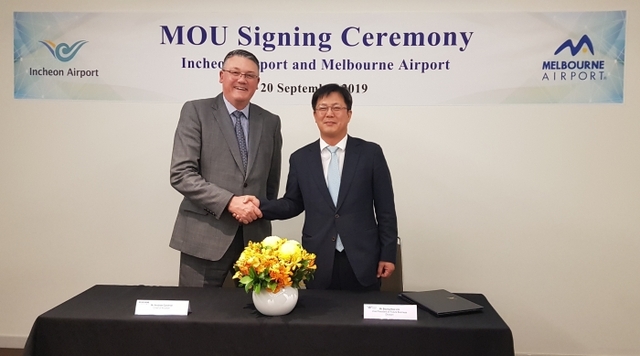 지난 20일 호주 멜버른공항에서 열린 ‘인천공항공사-멜버른공항 간 대양주지역 신규 항공사 및 노선 유치를 위한 마케팅 업무협약(MOU) 체결식’에 참석한 임병기 인천국제공항공사 미래사업본부장(오른쪽)과 앤드류 가디너 멜버른공항 부사장이 기념촬영을 하고 있다. 인천국제공항공사 제공
