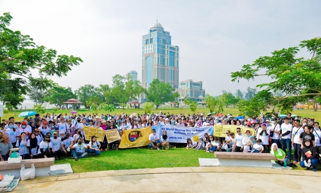 지난 21일 말레이시아에서 환경 보호 활동을 펼친 대한항공 직원과 NGO 자원 봉사자 등 관계자들이 기념촬영을 하고 있다. 대한항공 제공