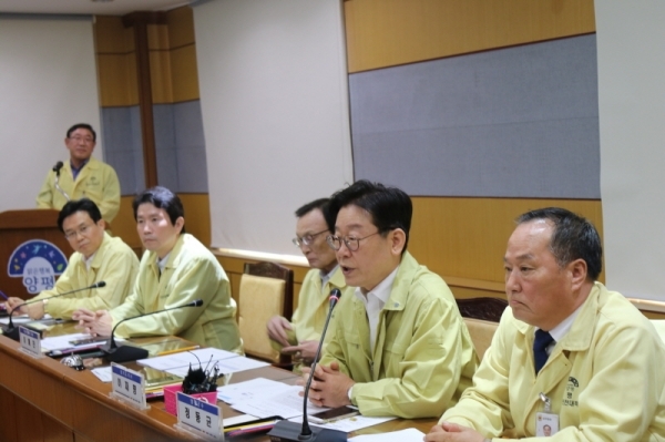 23일 양평군에서 열린 더불어민주당 아프리카돼지열병 현장 점검회의에서 이재명 지사가 발언을 하고 있다.