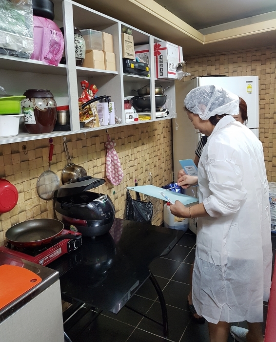 수원시 관계자가 외국인이 운영하는 음식점에서 불법 수입식품(식재료) 사용 여부·위생 실태 등을 점검하고 있다.