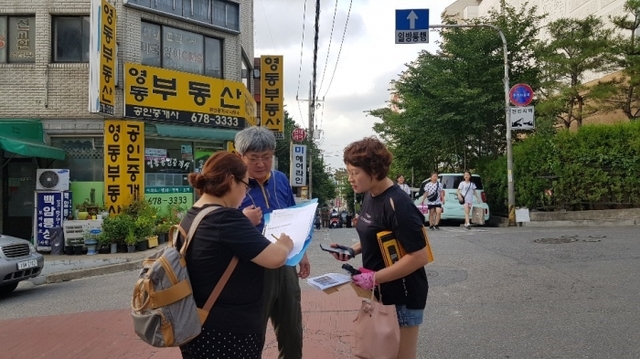 부천시 여성친화도시 시민참여단이 달빛길 조성 지역 현장 조사를 하고 있다.
