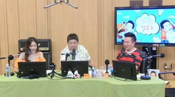 '두시탈출 컬투쇼'에 출연한 개그우먼 겸 트로트가수 김나희(맨 왼쪽). SBS 보이는 라디오