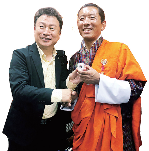 부탄 로테이 체링 국무총리(오른쪽)를 예방한 안승남 구리시장.
