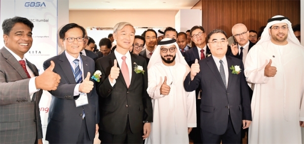 ‘2019 G-FAIR 두바이’가 24일 두바이 크라운 플라자 데이라 호텔에서 열린 가운데 안성국 경기도 국제관계대사, 김기준 경기도경제과학진흥원장, 두바이 관계자들이 기념촬영을 하고 있다. 김규태기자