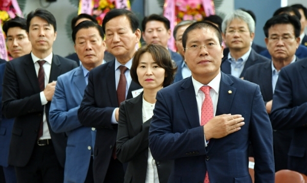 24일 자유한국당 경기도당에서 열린 ‘송석준 신임 경기도당위원장 취임식 및 주요 당직자 임명장 수여식’에서 송석준 경기도당위원장, 원유철, 김학용 국회의원 등 당원, 당직자들이 국기에 대한 경례를 하고 있다.전형민기자