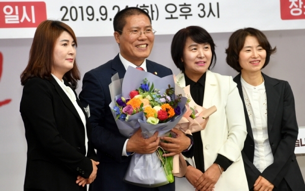 24일 자유한국당 경기도당에서 열린 ‘송석준 신임 경기도당위원장 취임식 및 주요 당직자 임명장 수여식’에서 송석준 경기도당위원장에게 축하 꽃다발 전달 후 기념촬영을 하고 있다.전형민기자