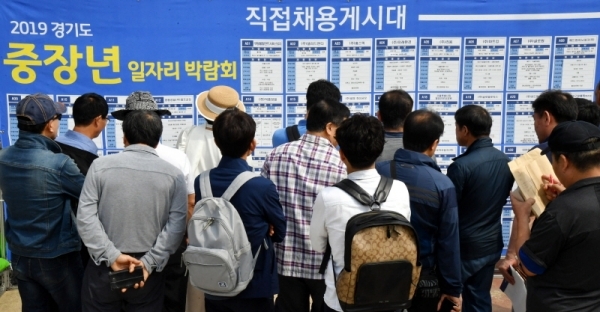 24일 군포시 당정역 앞에서 열린 ‘2019 경기도 중장년 일자리 박람회’에서 자신에게 맞는 일자리를 찾으려는 구직자들로 행사장이 붐비고 있다.전형민기자