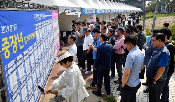 24일 군포시 당정역 앞에서 열린 ‘2019 경기도 중장년 일자리 박람회’에서 자신에게 맞는 일자리를 찾으려는 구직자들로 행사장이 붐비고 있다.전형민기자