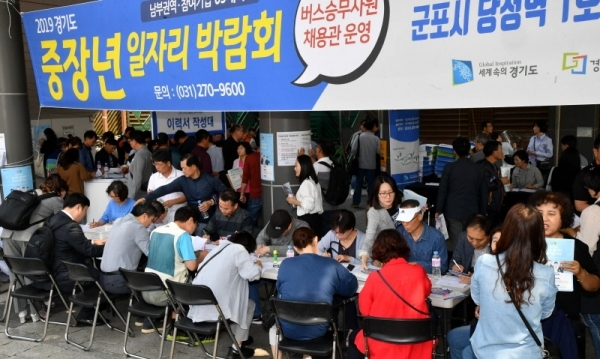24일 군포시 당정역 앞에서 열린 ‘2019 경기도 중장년 일자리 박람회’에서 자신에게 맞는 일자리를 찾으려는 구직자들로 행사장이 붐비고 있다.전형민기자