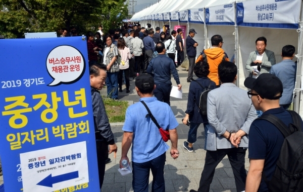 24일 군포시 당정역 앞에서 열린 ‘2019 경기도 중장년 일자리 박람회’에서 자신에게 맞는 일자리를 찾으려는 구직자들로 행사장이 붐비고 있다.전형민기자
