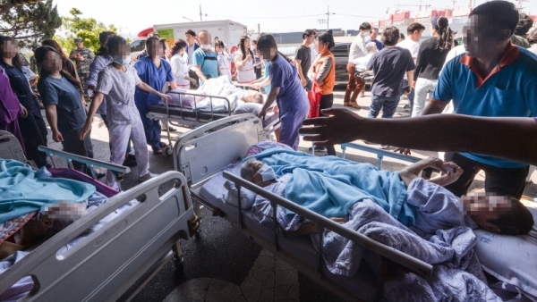 24일 오후 경기도 김포시 풍무동 한 요양병원에서 화재가 발생해 입원 중이던 환자들이 주차장에 대피해 있다.조주현기자