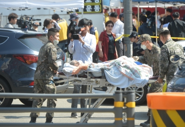 24일 오후 경기도 김포시 풍무동 한 요양병원에서 화재가 발생해 입원 중이던 환자들이 다른 병원으로 이송되고 있다.조주현기자