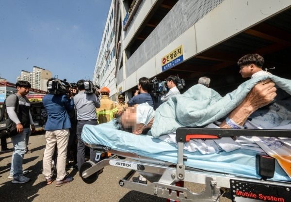 24일 오후 경기도 김포시 풍무동 한 요양병원에서 화재가 발생해 입원 중이던 환자들이 다른 병원으로 이송되고 있다.조주현기자