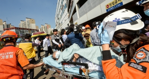 24일 오후 경기도 김포시 풍무동 한 요양병원에서 화재가 발생해 입원 중이던 환자들이 다른 병원으로 이송되고 있다.조주현기자