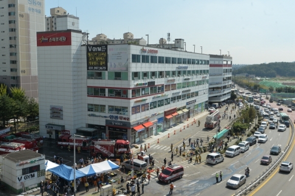 24일 오후 경기도 김포시 풍무동 한 요양병원에 화재가 발생했다. 사진은 화재가 발생한 요양병원의 모습.