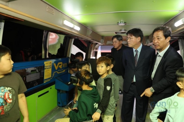 한대희 군포시장이 재난상황을 가상한 부스 내 VR 체험관을 돌아보고 있다.