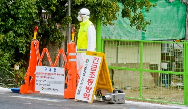 아프리카 돼지열병 추가 의심신고가 접수된 25일 오후 연천군 미산면의 한 농가 입구에서 방역관계자들이 긴급방역활동을 펼치고 있다. 윤원규기자