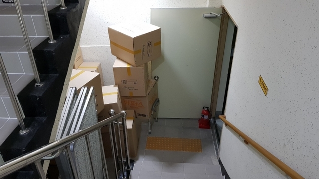 수원시 장안구의 한 요양병원에서 비상구가 닫히지 않도록 소화기와 상자 등으로 막아놓은 모습. 채태병기자