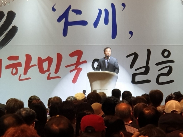 25일 인천 남동구 로얄호텔에서 시민단체 ‘행복한 인천을 위한 사람들’ 주최 강연회에서 유정복 전 인천시장이 강연을 하고 있다. 김민기자